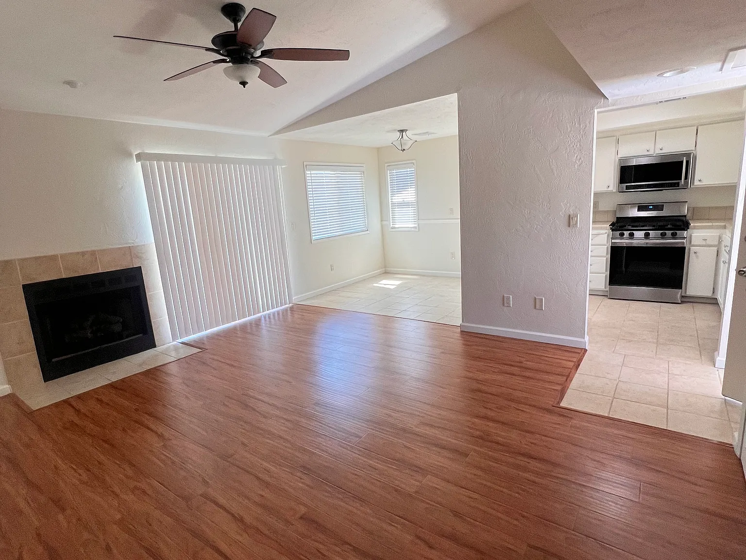 3 bed, 1059 sqft, $3,300 — Photo 3