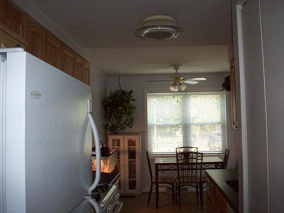 4th image of 9813 Lakepointe Dr