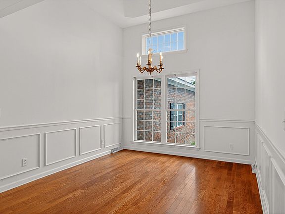 5th image of 161 Davis Ter