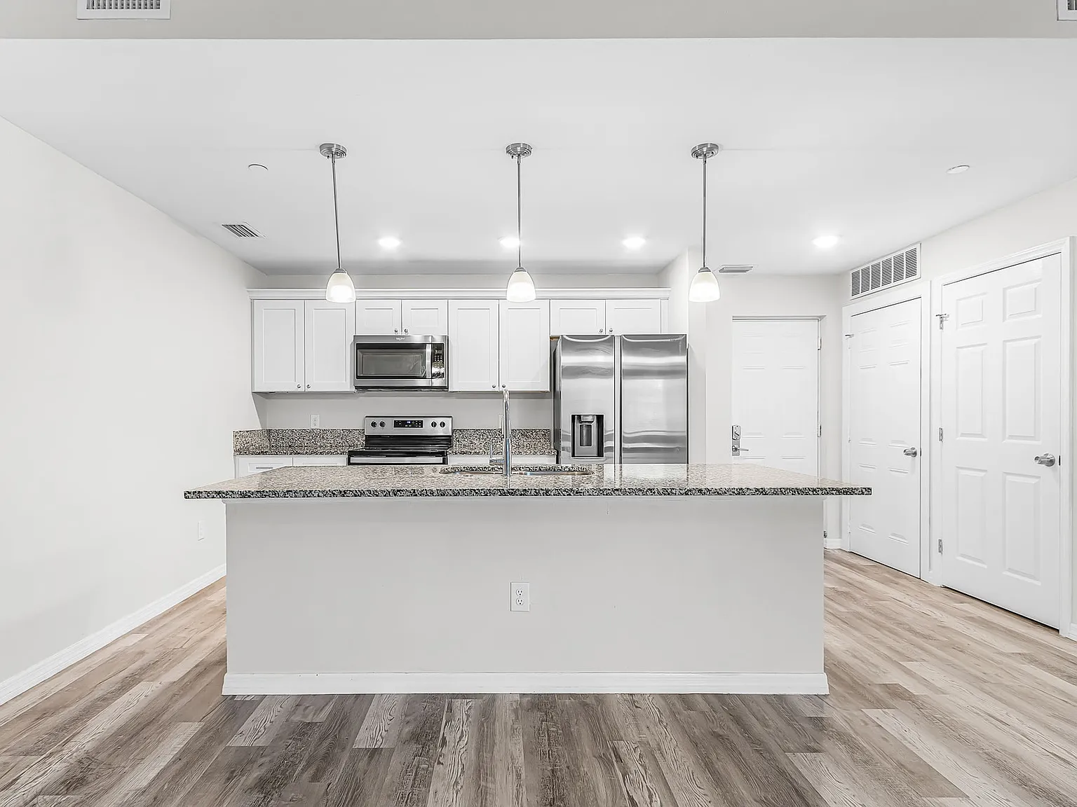 Royal Palms Apartments — Photo 2