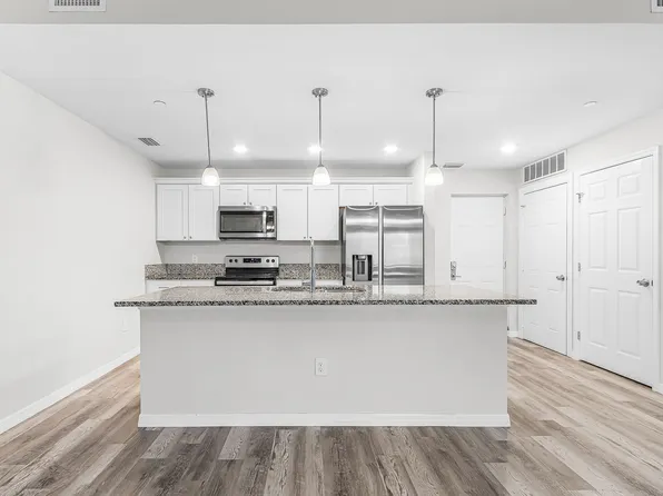 Royal Palms Apartments, 2771 Royal Palm Ave #935bdaccc, Fort Myers, FL 33901