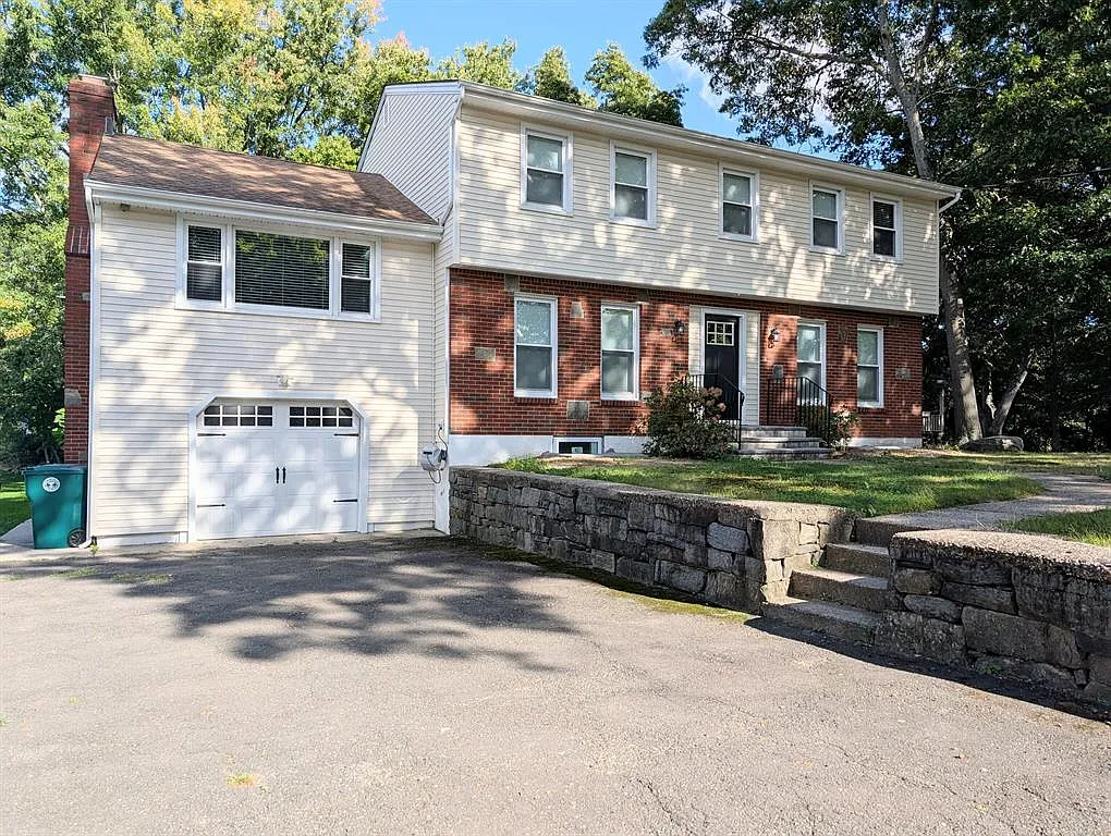 4 bed, 2306 sqft, $2,700 — Photo 2