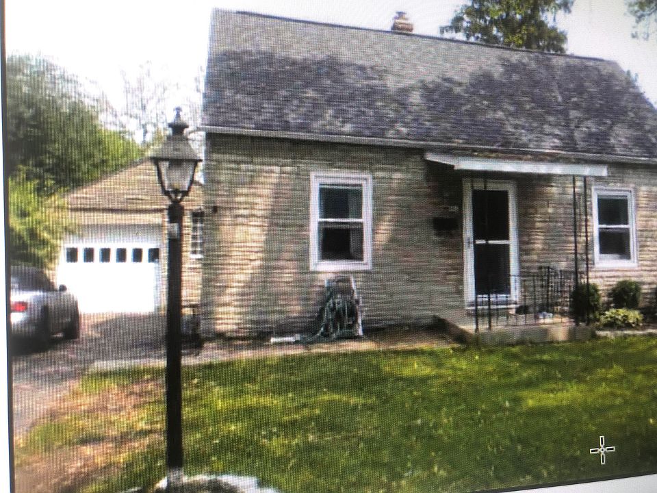 1st image of 884 W 9th Ave