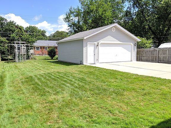 4th image of 21715 Maple St
