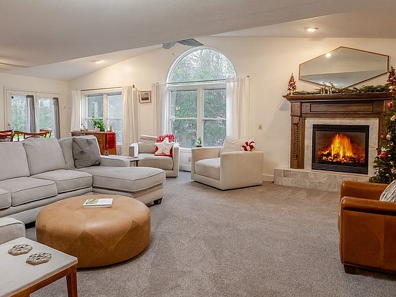 4th image of 2450 Wildflower Ln NE