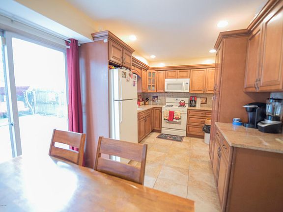 4th image of 170 Arlington Pl