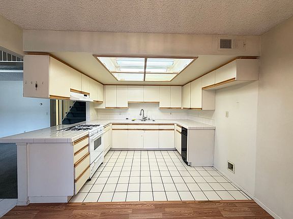 4th image of 16811 Lynn Ln APT C