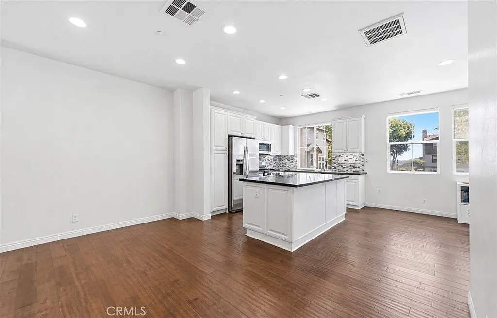 2 bed, 2.5 bath, 1623 sqft, $4,200 — Photo 3