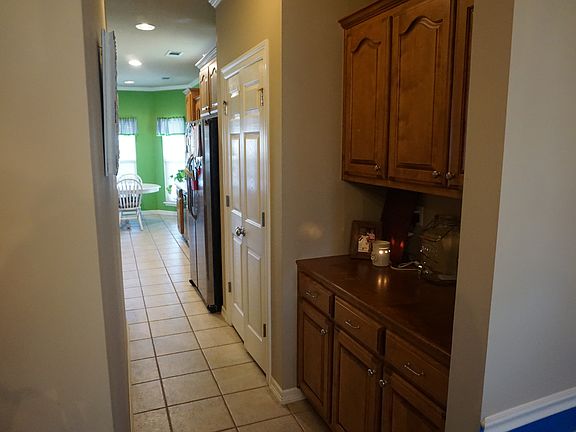 pantry betwn dining n kitche