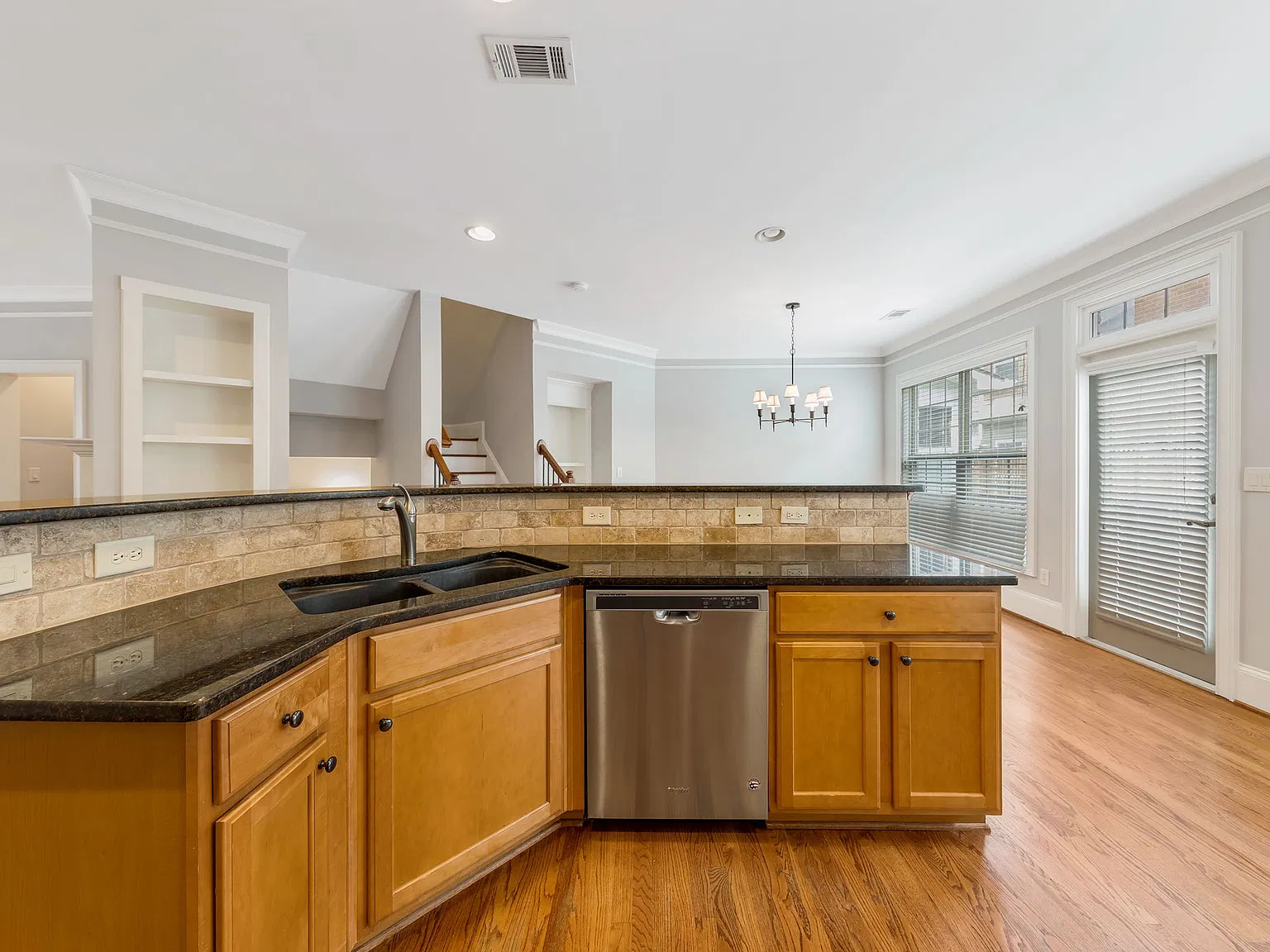 4 bed, 3.5 bath, 2741 sqft, $3,500 — Photo 4