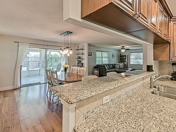 5th image of 801 E Lindenwood Cir