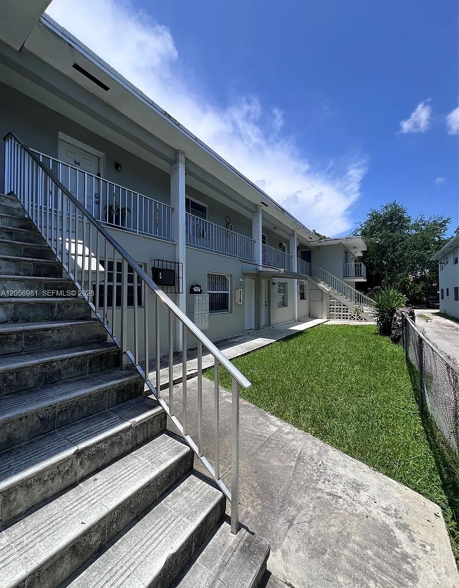 2 bed, 1.0 bath, $1,600 — Photo 1