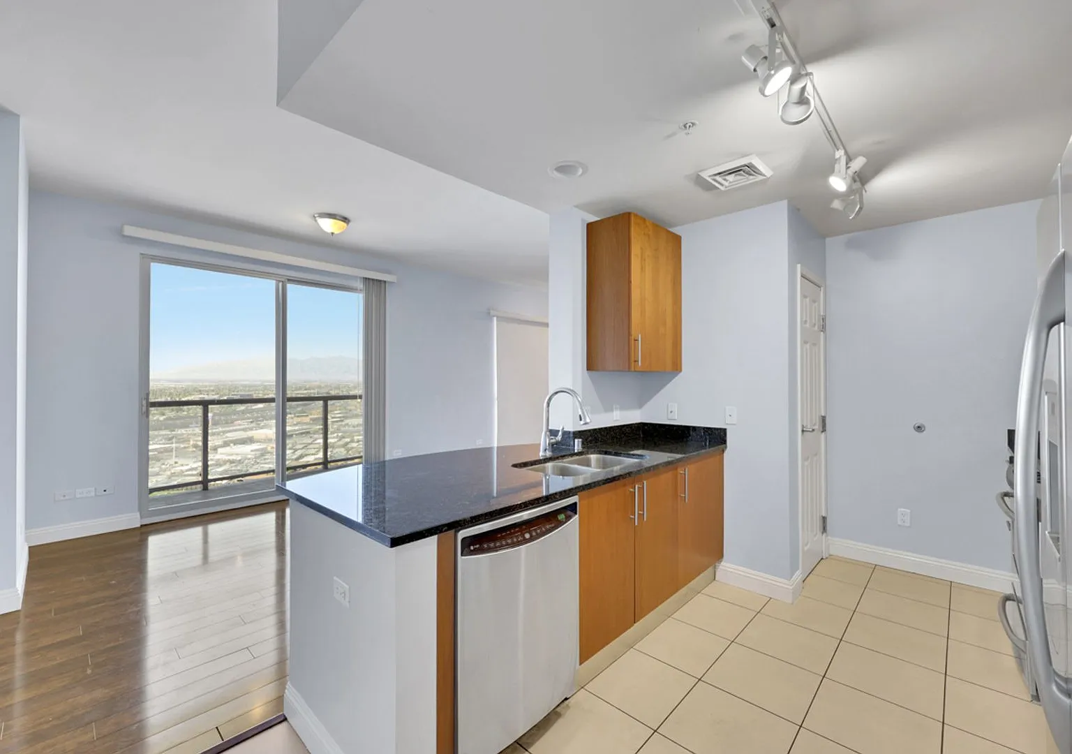 High Rise Studio Condo - Allue Las Vegas — Photo 3