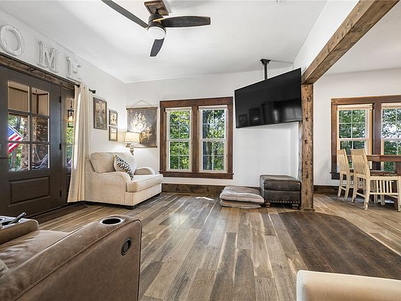 5th image of 412 N Chestnut St