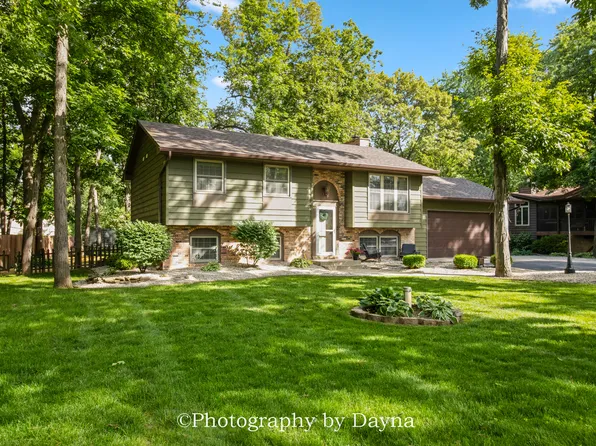 5880 Muriel Ln, Saint Anne, IL 60964