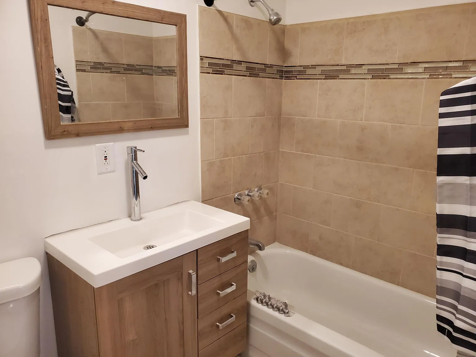 2 bed, 1000 sqft, $1,300 — Photo 2