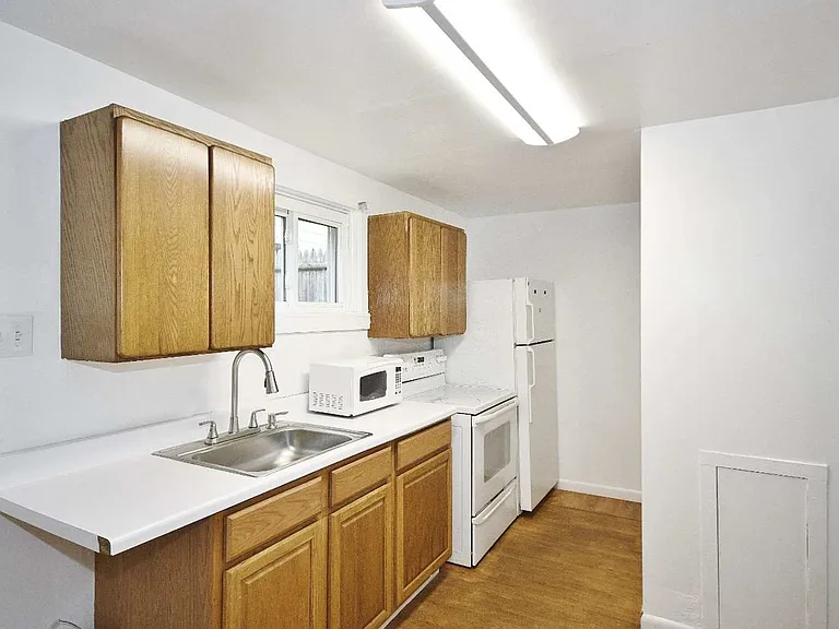 1423 Ridge Ave — Photo 6
