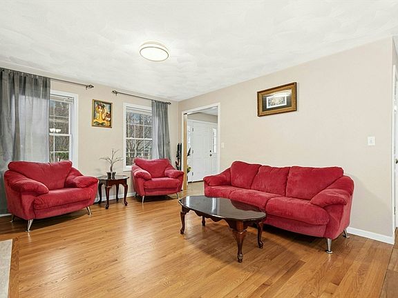 5th image of 28 Springfield Dr