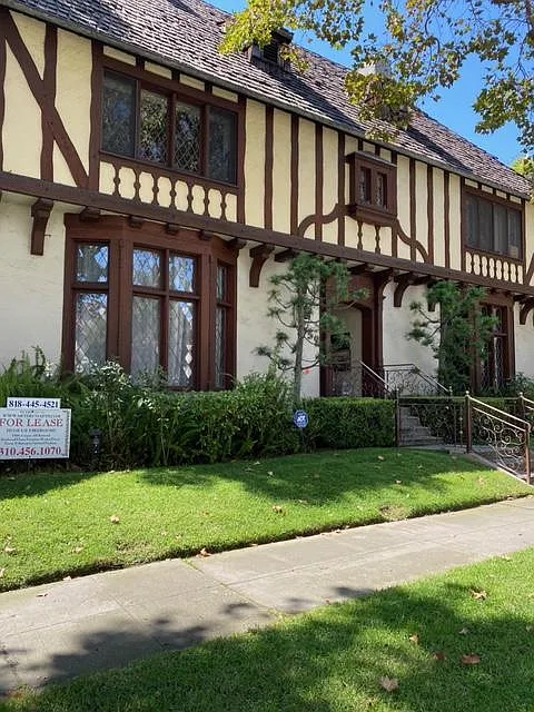 Building Photo - 339 N Sycamore Ave #4