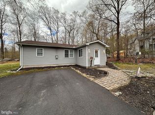 346 Timber Hill Rd, Henryville, PA 18332