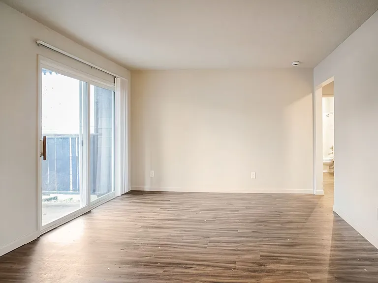 Willow Lake Apartments — Photo 10