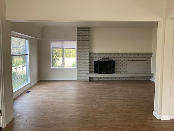 Large Livingroom and Foyer