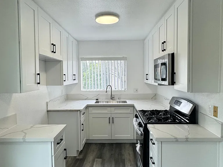 12303 Moorpark St #104 — Photo 23