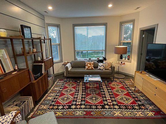4th image of 2836 W Diversey Ave