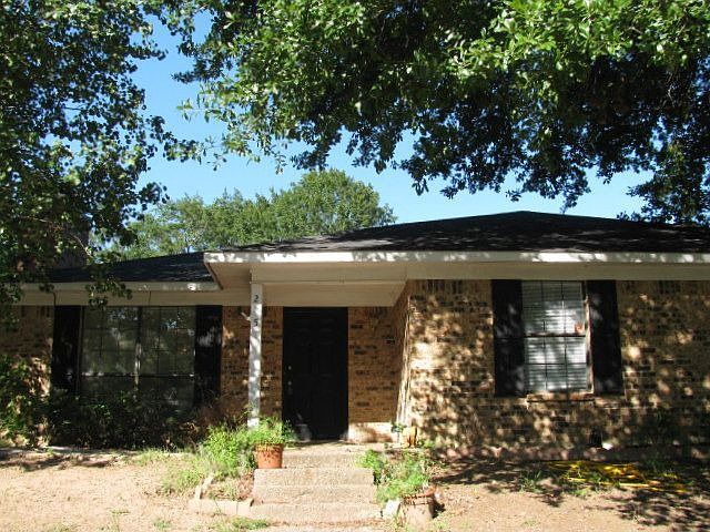 1st image of 205 Pin Oak Dr