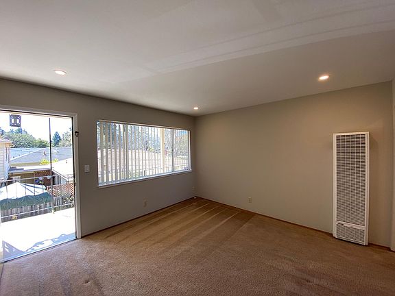 2nd image of 423 Center St APT 3