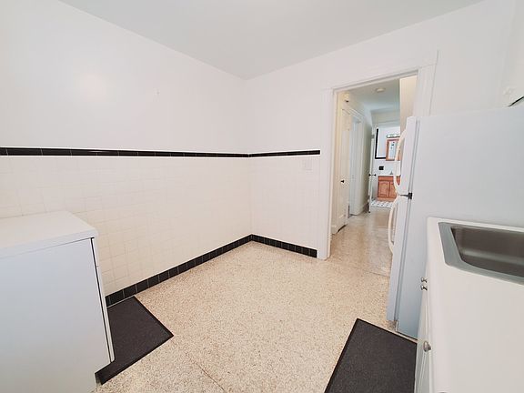 2nd image of 75 Oak Ridge St Floor 2
