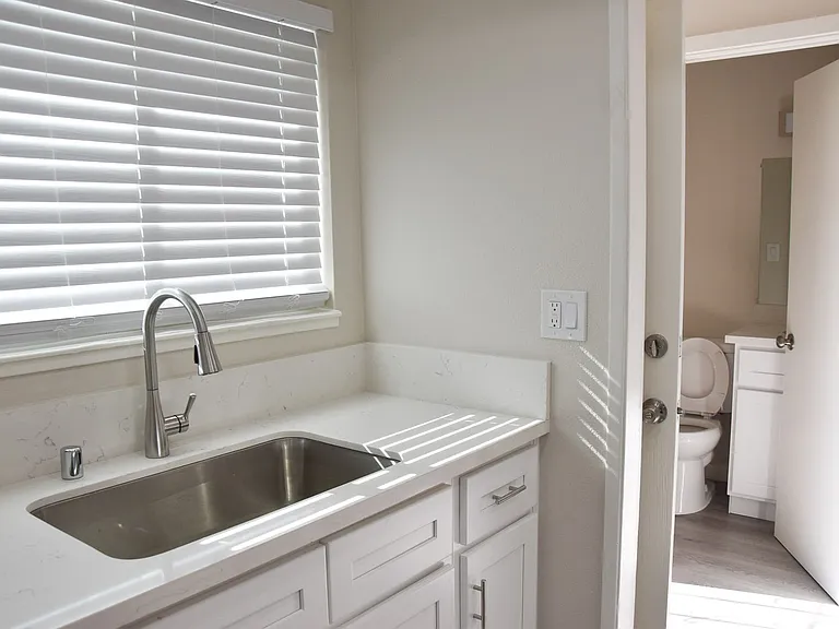 815 N Olive St — Photo 7