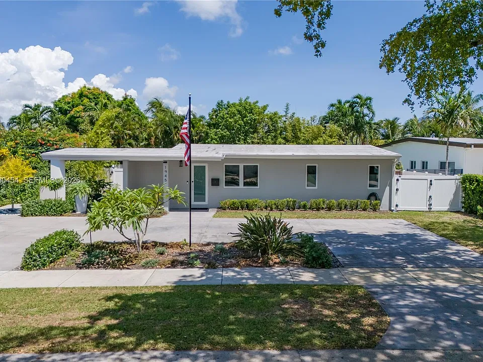 1945 S Hibiscus Dr