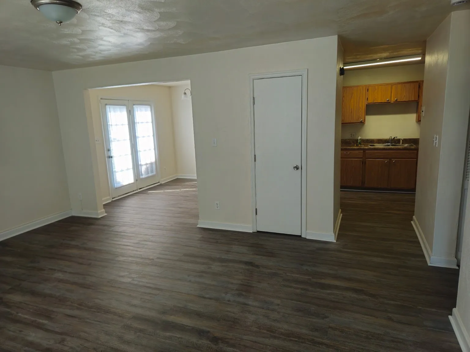 3 bed, 1100 sqft, $1,600 — Photo 2