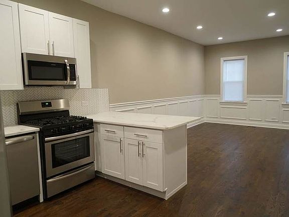 3rd image of 3309 N Sacramento Ave #1
