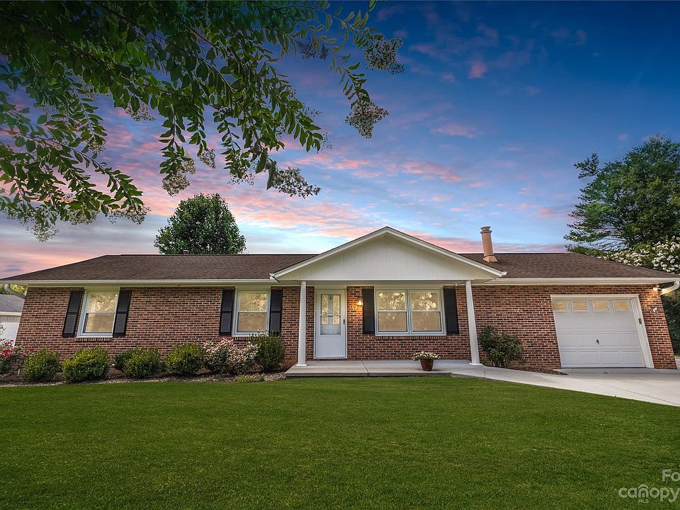 1st image of 24 W Silverleaf Dr