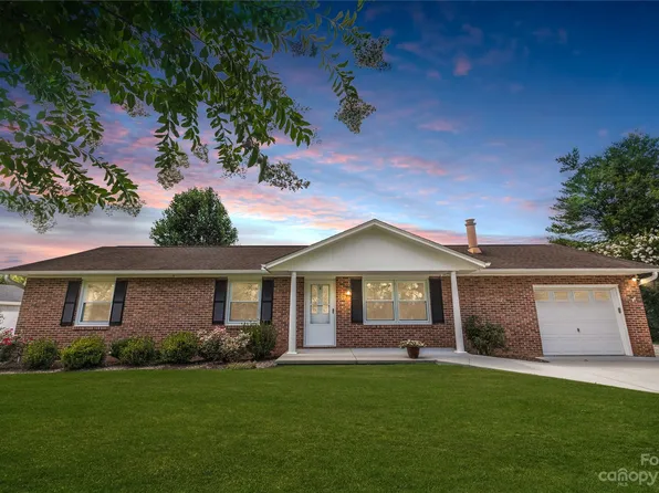 24 W Silverleaf Dr, Hendersonville, NC 28739