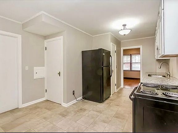 4th image of 4917 Graceland Ave