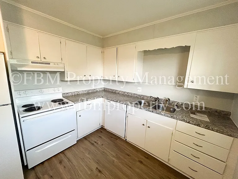 330 W College St #4 — Photo 24
