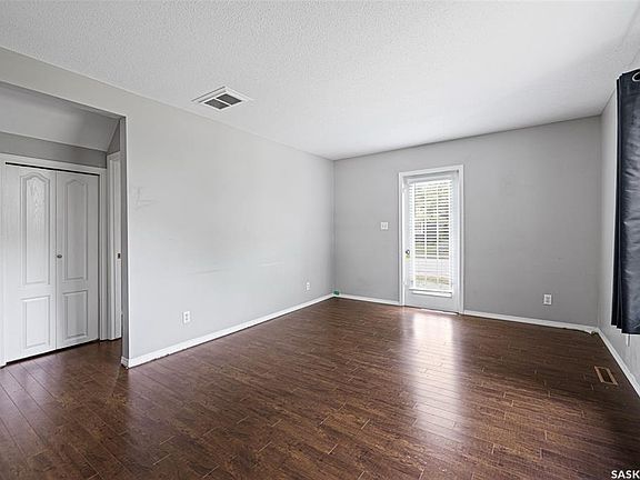 3rd image of 33 Merritt CRESCENT