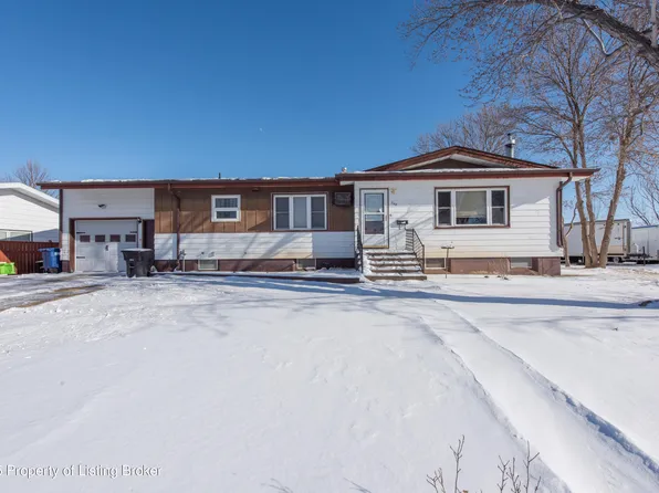 249 4th Ave SE, Dickinson, ND 58601