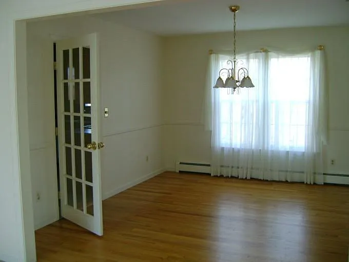7 Room Colonial for rent in Huntington — Photo 3
