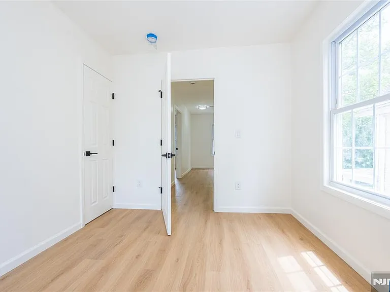 231 Waverly Pl — Photo 11