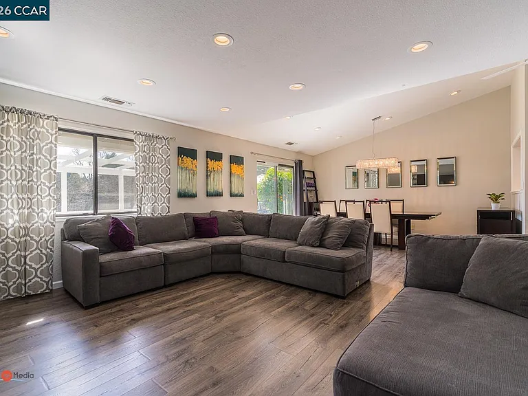 2904 Canterbury Cir — Photo 3