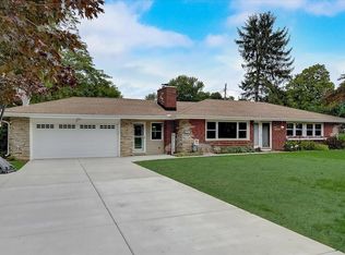 1915 Lone Oak Cir E, Brookfield, WI 53045