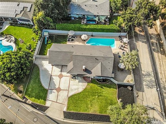 3rd image of 833 E Greystone Ave