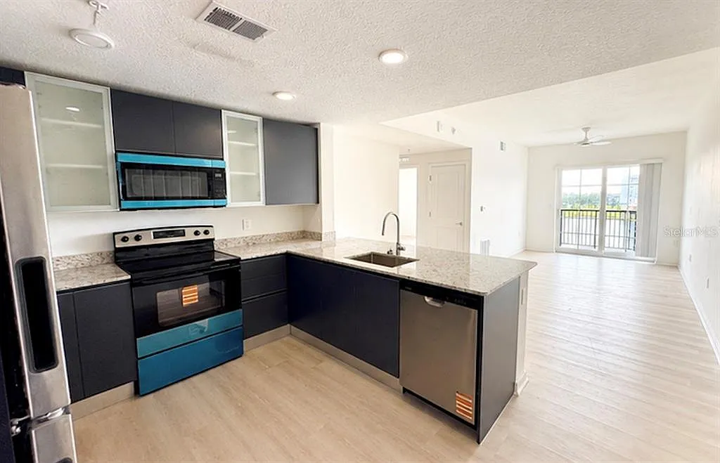3 bed, 2.0 bath, 1150 sqft, $2,200 — Photo 3