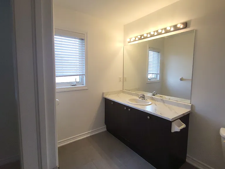 715 Agnew Cres #UPPER — Photo 28