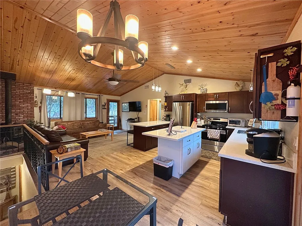 4 bed, 2258 sqft, $2,475 — Photo 2