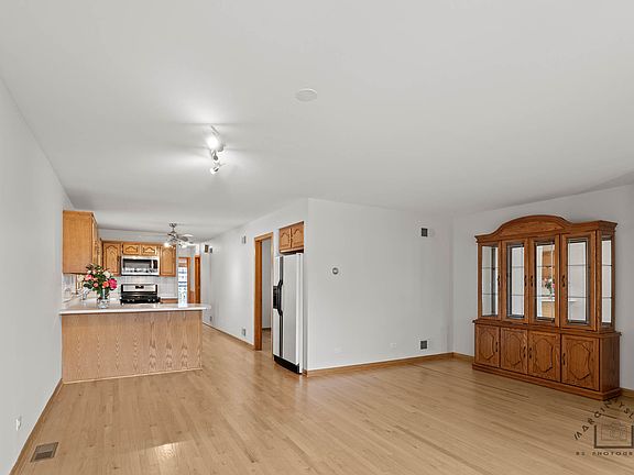 2nd image of 6856 W Montrose Ave